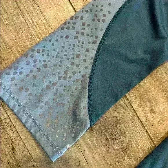Fabletics Blue Ella Ultracool Shine Reflective Dot Mid-Rise Crop Leggings Small - Picture 2 of 5
